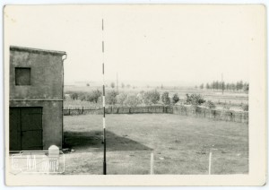 1968. Widok z okna budynku numer 83, na plac i remizę strażacką OSP Radwanice